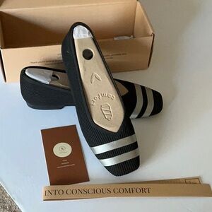 Vivaia Margot Square Toe V-Cut Flats (Margot 2.0)